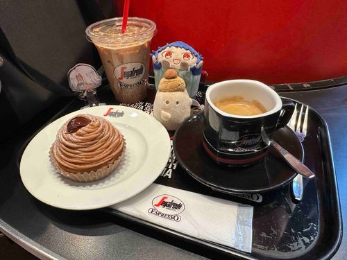かえでちゃんのパパのモンちゃんと一緒に今日はコーヒー飲みに来た……って、アクスタのシリウスさんいる〜
ウェイターさんだ〜！

さて、ルンゴのも
