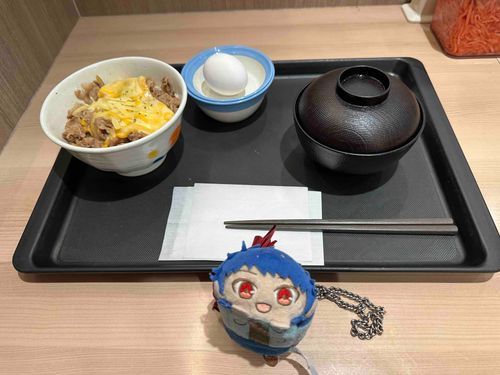 やっほ〜
久々に投稿できるネタあるよ！って言われたからあげるよ

今日のご飯はこれ！
チー牛とか言われようがなんだろうが、おいしいよねぇ、チー牛。

ちなみに卵は栄養があるから摂取しとくんや！みたいな感じで追加したらしい。
生卵んま〜！