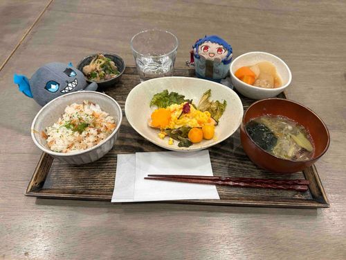 今日の昼ごはんはグリムさんとたべたよ！
美味しかったねぇ、しゃけ！
またおさかないっしょにたべよ〜


……？ 
ツナ缶は僕じゃなくてかえちゃんにたのんでよ……？