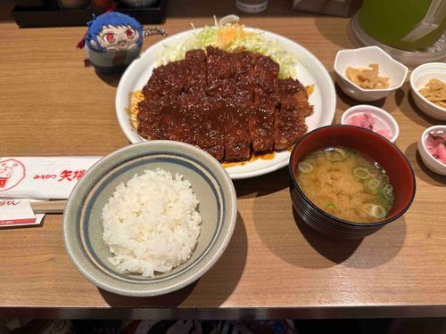 こんばんは！
お久しぶりです、ちゅわです

これは先日食べた矢場とんのわらじとんかつです！

かえちゃんと、かえちゃんのおともだちと食べに行きました！

そしたらねぇ、かえちゃんのおともだちさんが、初めての矢場とんだったんです！びっくり
ちなみに座った席も凄かったらしくて、シェフのお顔もよく見えたとか。

ふたりで美味しい美味しいって味噌カツ食べてました！

え？
僕も美味しく食べましたよ？
もちろん。
 
心残りはぶーちゃんさんがこの場にいなかったことです。
おうちの別のカバンに下げたままだったんだって……

つぎこそは一緒に行くんだ！
へへ