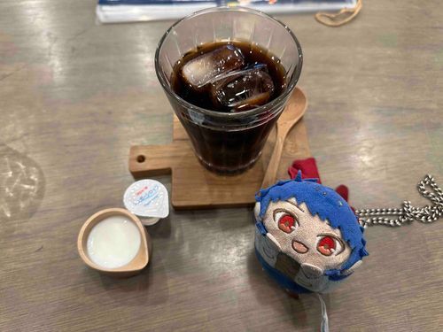 こーひーっこーひーっ！
おいしいねっ

実はコレ、アロマ香るブレンドらしいの！
めちゃくちゃ美味しいんだよ！

んふふ〜