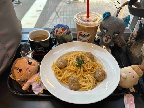 ちゅわだよ！

つい先日、仲良しのドールさんのお顔が変わりました！めちゃ綺麗だしかえちゃんは可愛いって言ってる
まあここには関係ないけど一応書いとくね

そして写真は先日食べた美味しいパスタ！
復刻なんだって〜お肉美味しかった！

あと、僕の左どなりのコーヒーは僕の大好物のルンゴ！

やったね！

あと、新しくお家に来た、怪盗クイーン出身のグーコ王国のお姫様、イルマ姫(左下の子だよ)も初！セガフレードだったよ〜！！！
おいしかったねって2人で言ってた！

また飲みに行こうね〜いえーい！
