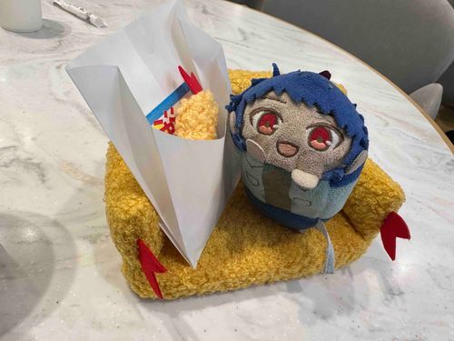 こんにちは！
ちゅわです！

先日、かえちゃんとぱぱとみんなでハンドメイドマルシェに行ってきました！

そしたらですね、なんと！
エビフライのソファがあって！
買って貰えました！やった〜！

エビフライのお土産も獲得してホクホクしてたら、かえちゃんとぱぱは「はぁ〜」みたいな顔してた

理由を聞いたら「負けた」「敗北」って言ってた

なんで〜？
かわいいよ？

しばらくは一緒にお出かけするんだ〜いぇいいぇい