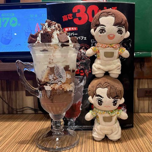 じゃーん！特大パフェと肩を並べ、共にいさましく未来を見つめるぬいだぬ✨