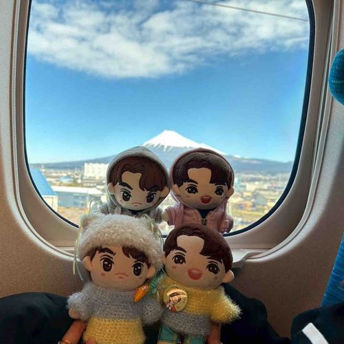 4人でも🗻と撮ったぬ😊綺麗に撮れる時間が短くて慌てて撮ったからぬいしかカメラ目線間に合わなかったけど૮ ˶ᵔ ᵕ ᵔ˶ აそれもいい思い出ぬ🤭
