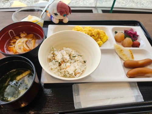 ほてるのちょうしょくだいすき！
にんげんはすくらんぶるえっぐがすきらしい
いつももりもりたべてるよ
はぐはそーせーじがすき