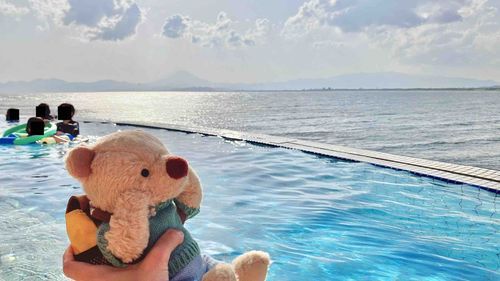 えのしまアイランドスパ　だって！　オーナーさんが、およいでる　ときも　うみが　みえる　ところに　ぼくのはいった　バッグを　おいててくれて、ぼくは　たくさん　けしきを　たのしめたよ。オーナーさん、なんども　ぼくと　めが　あって、かわいい！って　いってる　こえが　きこえたんだ。えへへ…