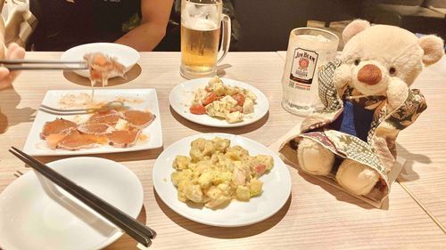オーナーさんたちの　けっこんきねんび　まえだおしで　ビストロに　いってきたよ。この　きもの、きていって　みたかったから　きていっちゃった。ぼくも　ずっとテーブルの　はしっこに　すわって　いっしょに　たべてたよ。おにくに　おさかな、おいしかった〜！