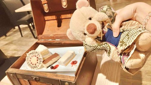 サプライズの　たからばこ！
ほんとうは　7しゅうねん　なんだけど、よやくの　ときに　8ねんめに　とつにゅうと　ごっちゃに　なっちゃって　にゅうりょくした　けっか　こうなっちゃったんだって。パパさんが　このあと　フォークで　チョコのぶぶんを　ガリガリ　けずって　7thにしてて　オーナーさんが　おおわらいしてた。