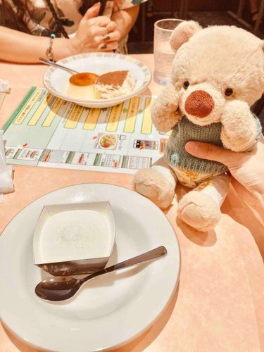 おととい　オーナーさんの　おんしに　あたる　かたが、オーナーさんに　おたんじょうびの　まえいわいを　してくれたよ。オーナーさんが　がんばって　つくってくれた　ぼくの　ズボンも、すばらしいって　つよく　ほめて　くれたんだ！