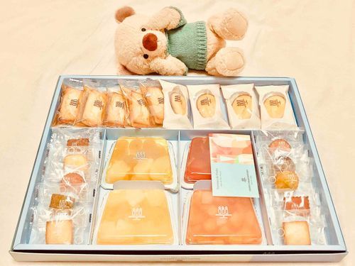 いただきもの　だって！　あまいものが　いっぱい！
