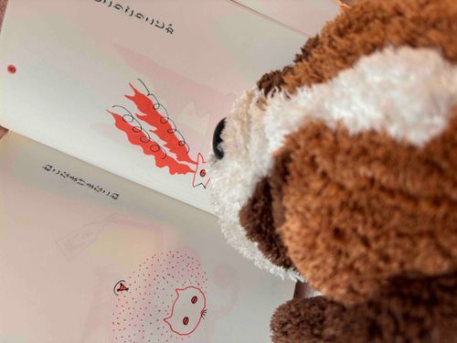 みんなおはよう！
せんとくんは今日お留守番だから、本を読んで過ごすよ。
たまには絵本を読むのもおもしろいよ。
この本は動物が出てくる回文の本だから、ボクも何か考えてみようかな〜
みんなも読書の秋、楽しんでみてね！