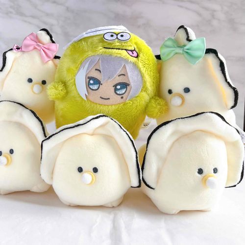 みんなで しゅうごうしゃしん を とったよ。
カメラ を みつけるのって なかなか むずかしい よね。
あたらしい おともだちは あたまに リボン が ついてて とっても かわいい よね