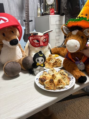 ハッピーハロウィン！
パイおいしそう！
みんなも仮装してなんだか楽しいな
早く食べたい
