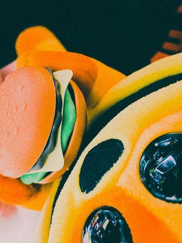 🍔を食べながら動画を観るドッグデイ☀️