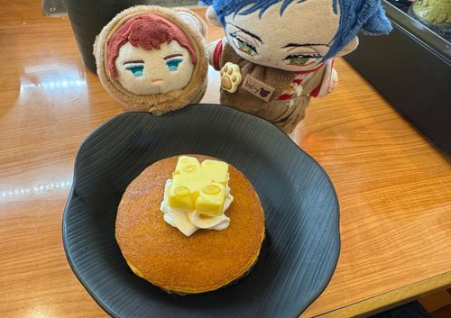 しょくごのデザートはぱんけーきだったぞ。
主はよくぱんけーきやほっとけーきをつくってほしいといってくるぞ。
ぱんけーきがかなりすきなようだな！

おお…パンケーキよ！！バター！！そしてシロップ！！最高！🥞🧈🍯
小豆さんの作るやつの次に最高！！

そうか、それはうれしいな
