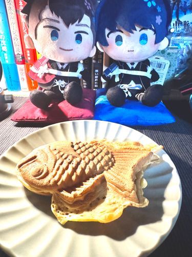 ゆうごはんのデザートだぞ！
あるじが、たい焼き屋さんでつぶあんたい焼きを買ってきてくれたぞ！！
…あつきだからつぶあんなのかな？

あるじのことだからな、あずきだからつぶあんかもしれないな。

