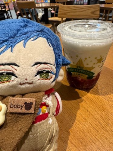 僕レーウィン！スタバのいちごミルクを飲みに来たよ！！
僕いちごミルク大好き！！
店員さんがミルク多めのカスタマイズできますよって教えてくれたからお願いしたよ。