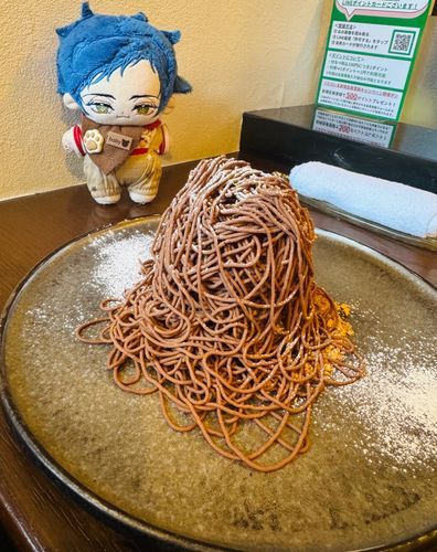 今回もお出かけしたのは僕レーウィンだよ！
今日はスイーツとお茶を飲みに来たんだ。
長野県産の和栗とフランス産の渋栗のモンブラン！
中は杏仁豆腐みたいなお味のアイスクリームと土台がメレンゲになってるよ！
モンブランの下に隠れて刻みナッツのトッピング、上にはお砂糖とレモンの皮が乗っててサッパリ美味しいんだ！！
モンブランの栗の部分は、専用の機械で目の前で絞って仕上げをしてくれるんだよ！
