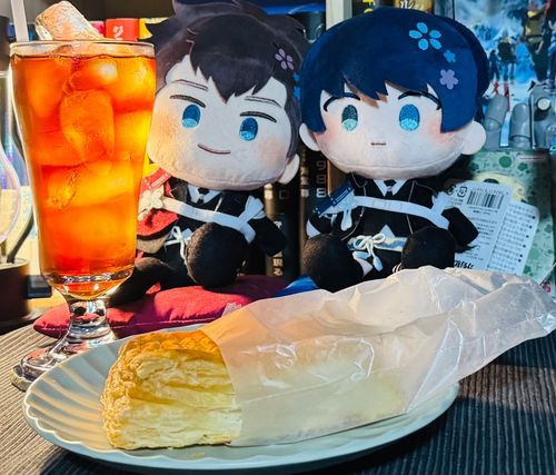 やあ、あずきだ。
きょうの３時のおやつはアップルパイとアイスコーヒーだぞ。

コーヒー…苦そうだけど頑張って飲むぞ！

けんしん、わたしはこうちゃをいれたが、コーヒーのきぶんになったからとりかえてもらえるか？
さとうとミルクもよういしたんだが。

こうちゃ！のみたい！！