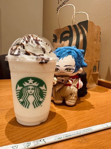 僕レーウィン！スタバに来たよ！！
店員さんおすすめのクリームとチョコソース追加を頼んだよ。
後半クリームとチョコで味変できて楽しいね！！