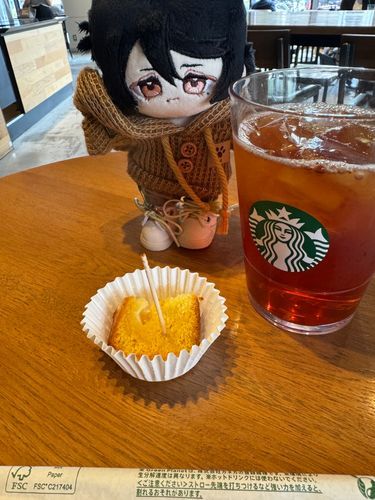 こんにちは、お久しぶりね。
椿ちゃんよ〜
今日はスタバに来たわ〜
これはブラックティーとレモンキューブケーキ。
少しの隙間時間を潰す為に入ったの。
レモンケーキはお店の方のご好意で試食を頂いたわ！とっても美味しいから次は絶対に頼むわ〜♡