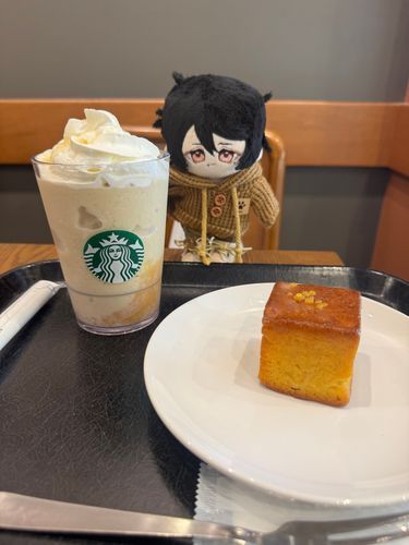 ごきげんよう、椿よ。
レモンキューブケーキが恋しくてもうスタバに来ちゃったわ☕️
今回の飲み物はバナナフラペチーノ！甘いのと少し酸っぱいのでとっても美味しい！