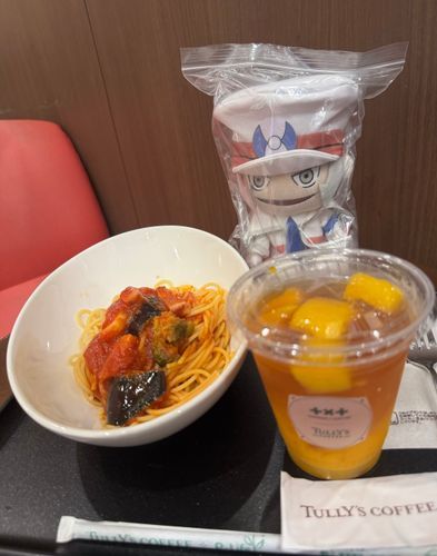 ぼく クダリ
ナスとトマトのパスタを食べにタリーズに来たんだけど 服が白いから一旦密閉された…ちょっと悲しい
パスタはナスにしっかりトマトの味が染みてて美味しかったよ！

