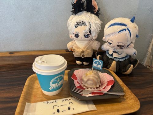 ぼく ぴーすけ。
コーヒースタンドにきたよ。
レモンケーキとブレンドコーヒーをちゅうもんしたけど ぼくコーヒーのめるかな はつたいけん。
ノワーがとなりにいるからさいあくのばあい おしつける。
こんにちは、ぼくはノワー
のこりはすべてぼくがたべるよ🐙