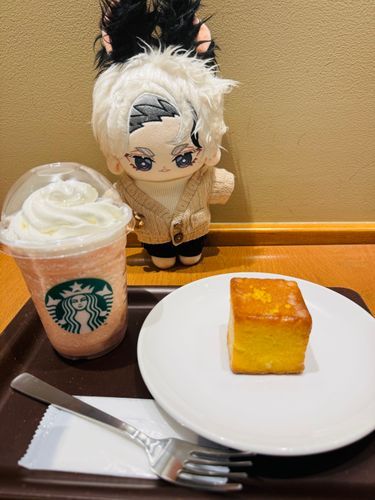 こんにちは ぼく ぴーすけ。
れもんのけーきともものじゅーすのみにきた。
ももじゅーすあまくってひんやりで とてもおいしかった。
れもんのけーきも おいしかった。
ぴーすけでした。