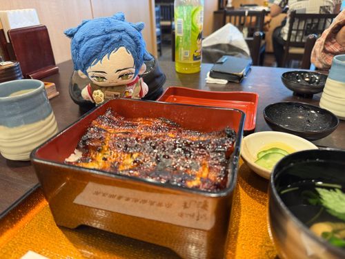やぁ！レーウィンだよ！！
今月は凪音くんの誕生月だから凪音くんと鰻を食べに来たよ！！
だけど凪音くん画面外に行っちゃたから僕1人の写真…。