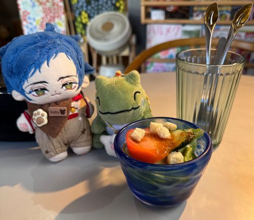みがわりくんと遅めのお昼ご飯を食べてきたよ！これはサラダ！！
さっぱりしたドレッシングがとっても美味しかったよ！