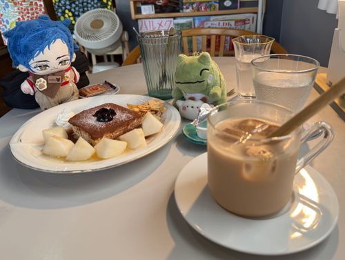 レーウィンだよー！
そして最後！これは梨とライチのジュレが添えられたティラミス！
カカオパウダーが意外と梨に会うんだよ！！
お口直しのお水もとっても美味しい…柑橘の味がしてなんだろう、レモン水なのかな？でも少し違う？とにかくさっぱり美味しい！

ジュレと梨の組み合わせも香り豊かでおいしかったですね！
あとはロイヤルミルクティー、茶器が素敵で調べてみたらアンティークの食器でした。
素敵な見た目✨️