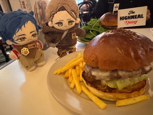 しゅんさくくん、ハンバーガーだよ！！

そうだね！所でレーウィン、僕たちだとこれひとつで足りるかな？

た、ぶん…多分…後でアイス来るし！