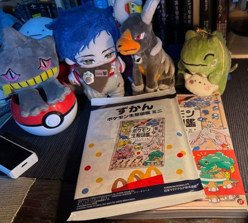 ポケモン生態図鑑とハッピーセットのおまけのポケモン生態図鑑ミニだよ！！

ここに皆が載ってるんだね！
僕のようなみがわりは居ないかもしれないけどおうちの皆の生態読むのが楽しみ！
あ、此方のお二人はレーウィンの手持ちの子だよ！