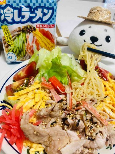（ずるずる‥）このひやしらーめんが（ずる‥）うまいってこと（ずるっ）みんな　しってるかなぁ（もぐもぐ‥）