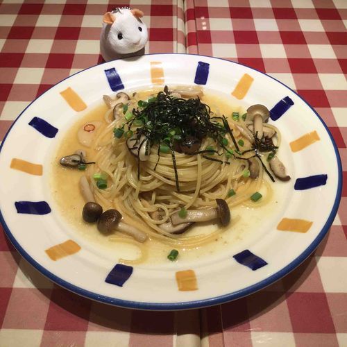 パスタがだいこうぶつなんでちゅ！
でも、ひとりでぜんぶはたべきれないんでちゅ💧
だれか、いっちょにたべてくれましぇんか？