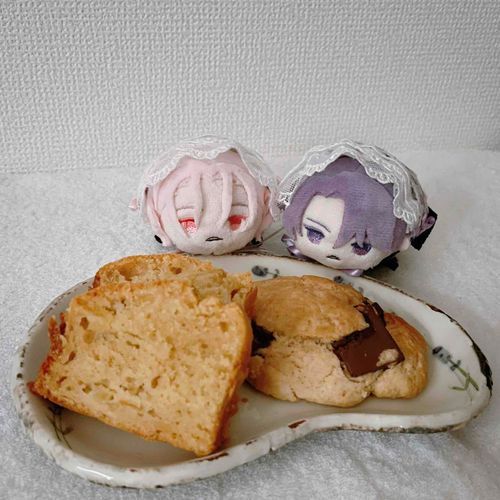 りんごのパウンドケーキとチョコスコーン　　　　　　　
　　

かしらの手作りです。美味しかったです。⸜ 🌷 ⸝‍
写真は、わたしがパウンドケーキを狙っている瞬間です。おはずかしい。

　　　　　　　　　　　　　
　　　　　　　　　　　　　
ご挨拶遅れて申し訳ありません。新年明けましておめでとうございます。今年度もよろしくお願いいたします。
さみだれ🐾
むらくも🐾