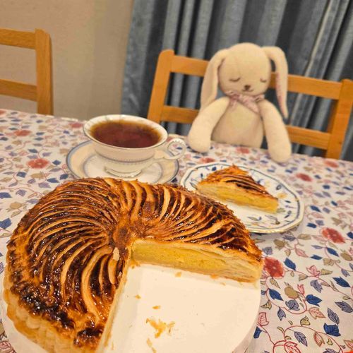 ご主人さまが季節外れのガレットデロワつくってくれたなの〜