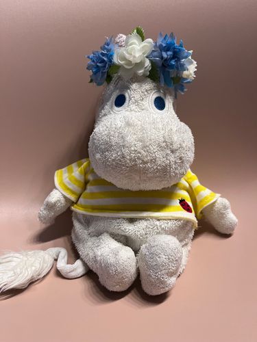 この前ムーミンバレーパークに行ってきました！7周年記念で平日なのにとても盛り上がってました🌸サイトでお土産何買うか見てた時にこれは絶対むんちゃんに似合うと思って買ってきたらお目目の色とよくあってすごく似合ってました🌸