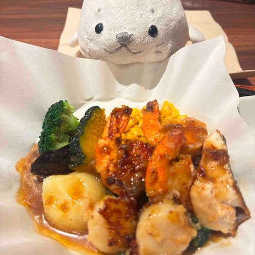 目覚めてはじまるあざらしい1日⚪️🦐🐟
寒い朝だからロイヤルホストさんのあつあつシーフードグリルとのフォトを🔥
あとね！ルーク🐼がしゅみで植物をそだてはじめたの!!
一日中かわいがってめんどうみてるからたまにくたくたになってるよ〜🐼🪴💦

