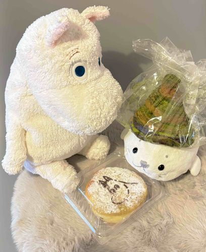 目覚めてはじまるあざらしい1日⚪️🎩
ムーミンのパンをいただいたよ〜🍞
スナフキンのお帽子はちょっとおもたいけど、ぴったりサイズだったよ!!