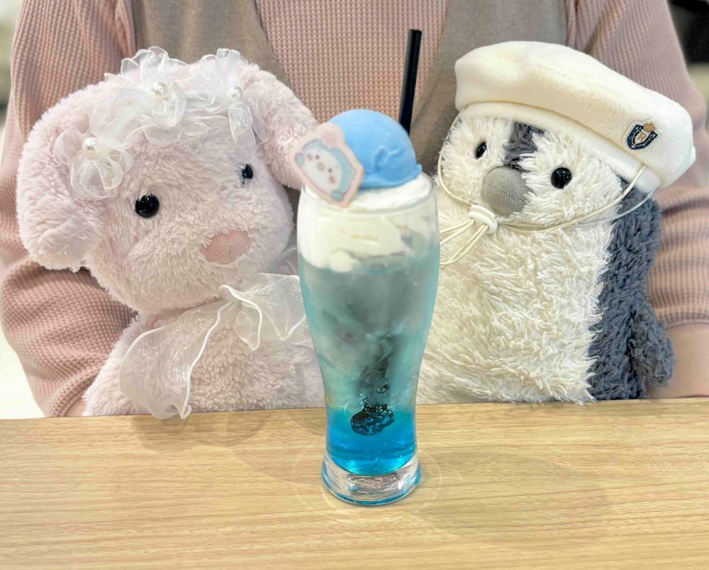 めざめてはじまるあざらしい1日⚪️🌸
みんなでしろたんのコラボカフェへいったよ〜⚪️🐧🐶
ふんわりさくらなカフェでお花見気分🎀
たまのお気に入りは3色だんごしろたん🍡