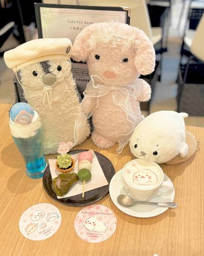 めざめてはじまるあざらしい1日⚪️🌸
みんなでしろたんのコラボカフェへいったよ〜⚪️🐧🐶
ふんわりさくらなカフェでお花見気分🎀
たまのお気に入りは3色だんごしろたん🍡