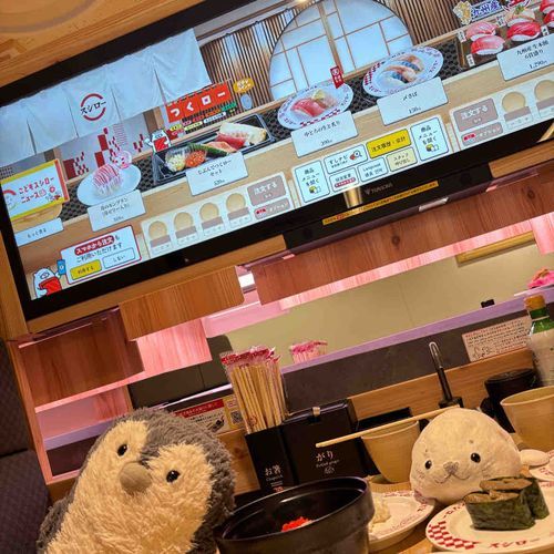 みんなやっほ〜⚪️🐟
このまえいったすっごいスシロー紹介するね🪄︎︎✨
とっても大きなタッチパネルがあっておすしがながれてたり、ゲームがはじまったりするんだよ〜!!だっこずしモードとかもえらべて色々たのしんだよ〜🍣
あと、すきな絵本作家さんがコラボしてて素敵なデザートをいただけてだいまんぞくだったよ〜🐱