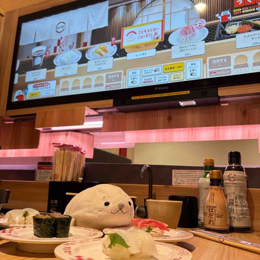 みんなやっほ〜⚪️🐟
このまえいったすっごいスシロー紹介するね🪄︎︎✨
とっても大きなタッチパネルがあっておすしがながれてたり、ゲームがはじまったりするんだよ〜!!だっこずしモードとかもえらべて色々たのしんだよ〜🍣
あと、すきな絵本作家さんがコラボしてて素敵なデザートをいただけてだいまんぞくだったよ〜🐱
