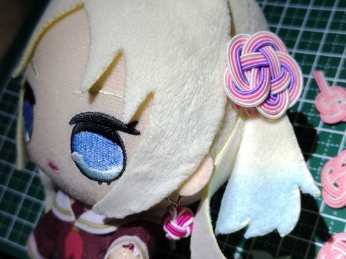 うちのルリちゃんに水引の梅編みで髪飾りを作りました。ピアスは金沢土産の水引ピアスです。
#ぬい旅　#大沢瑠璃乃