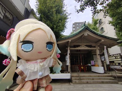 今日は銀杏岡八幡宮を参拝したよ。むっちゃんは撮影したいのがあった筈なのに肝心な眼レフを忘れるとは…
#ぬい旅　#大沢瑠璃乃