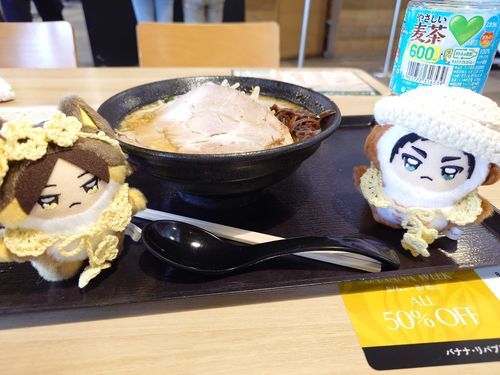 🦉味噌豚骨ラーメンだそうです
🦊美味しそうだね
🦉(絶対狙ってる貰えないのに)