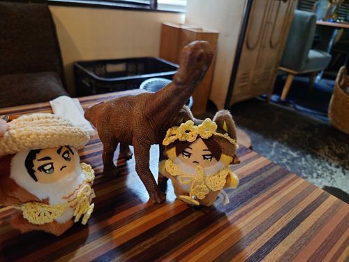 🦊🌸ちゃんみてみて恐竜だよ！🌸ちゃん〇ラシッ〇パーク好きでしょ？
🦉だとしてもなんでいきなり恐竜……
🦊分かんないけど店員さんが貸してくれた
🦉この恐竜何ザウルスなんだろ
🦊分かんない